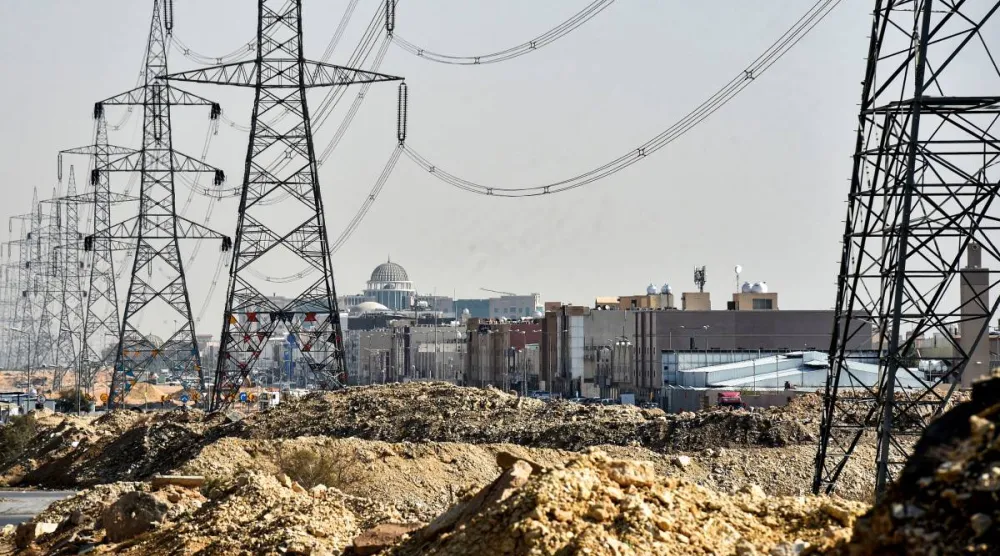 كابلات لنقل الكهرباء في الرياض (أ.ف.ب)