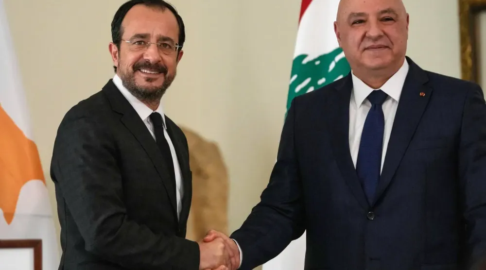 Lübnan Cumhurbaşkanı Joseph Avn, Güney Kıbrıslı mevkidaşı Nikos Hristodulidis ile el sıkıştı. (AP)