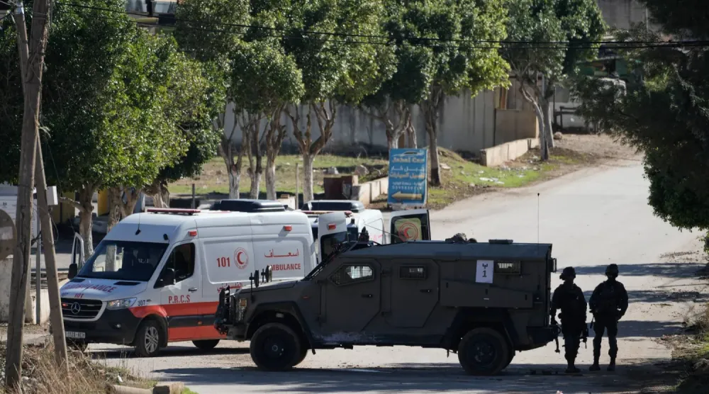 İşgal altındaki Batı Şeria'nın Tammun köyünde düzenlenen askeri operasyon sırasında İsrail askerleri (AP)