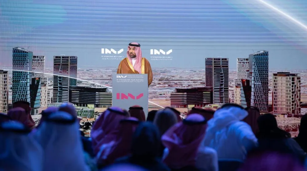 رئيس مجلس إدارة الهيئة فهد الرشيد متحدثاً في «القمة الدولية لصناعة المعارض والمؤتمرات» (الشرق الأوسط)