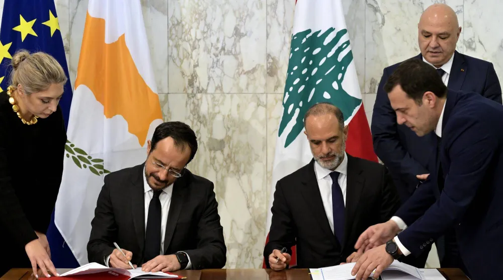 الرئيس القبرصي نيكوس خريستودوليدس يوقع مع وزير الأشغال اللبناني فايز رسامني الاتفاقية الحدودية بحضور الرئيس اللبناني جوزيف عون (د.ب.أ)