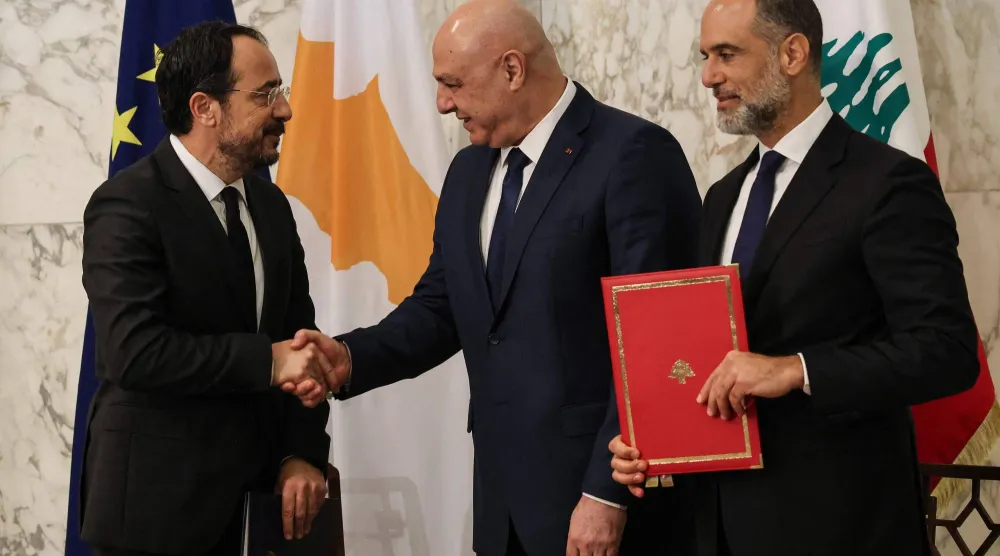 الرئيسان اللبناني جوزيف عون والقبرصي نيكوس خريستودوليدس ووزير الأشغال فايز رسامني بعد توقيع الاتفاق في بيروت (أ.ف.ب)