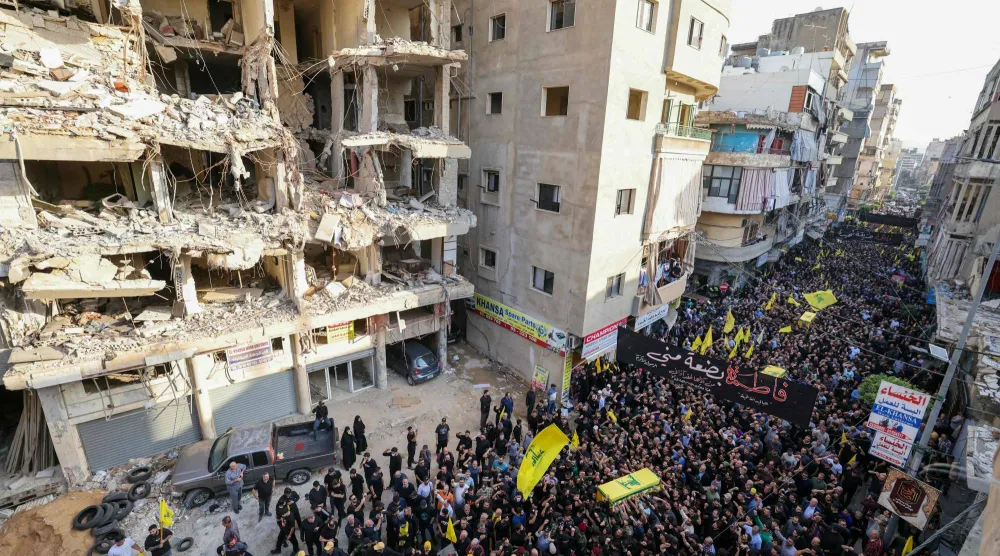 جنازة رئيس أركان «حزب الله» هيثم الطبطبائي وآخرين قتلوا معه بضربة إسرائيلية في ضاحية بيروت الجنوبية (أ.ف.ب)