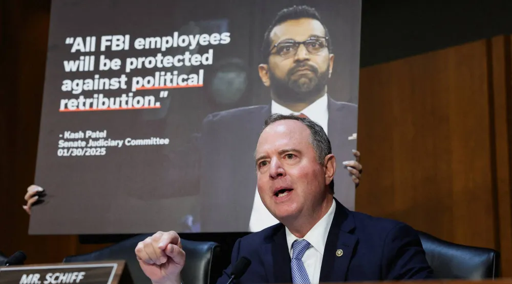 السيناتور الأميركي آدم شيف (ديمقراطي من كاليفورنيا) يتحدث أمام لافتة عليها صورة مدير «مكتب التحقيقات الفيدرالي» كاش باتيل في أثناء إدلائه بشهادته أمام لجنة القضاء في مجلس الشيوخ بشأن الإشراف على «مكتب التحقيقات الفيدرالي» على تلة الكابيتول في العاصمة واشنطن - 16 سبتمبر 2025 (رويترز)
