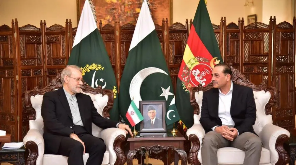 صورة نشرها حساب لاريجاني الرسمي على منصة «إكس» من لقائه مع رئيس أركان الجيش الباكستاني المشير عاصم منير الأربعاء
