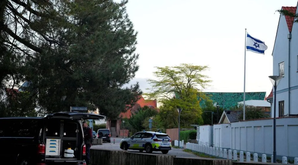 سيارة شرطة في أثناء قيام ضباط الشرطة بالتحقيق في انفجارين بالقرب من السفارة الإسرائيلية بكوبنهاغن - الدنمارك 2 أكتوبر 2024 (رويترز)