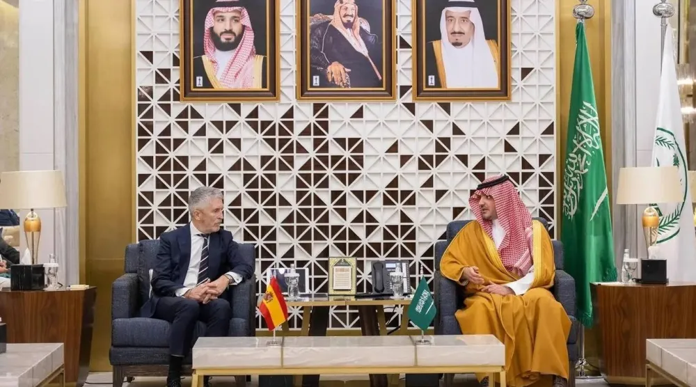 وزير الداخلية السعودي الأمير عبد العزيز بن سعود بن نايف لدى لقائه نظيره الإسباني فيرناندو غراندي مارلاسكا في الرياض (واس)