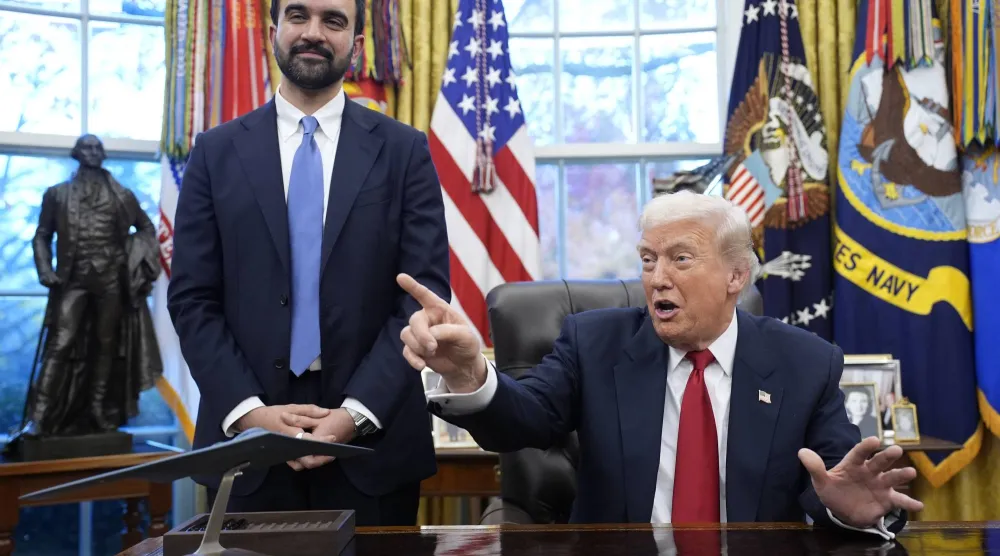 الرئيس الأميركي دونالد ترمب (يمين) يتحدث إلى الصحافيين أثناء لقائه مع رئيس بلدية مدينة نيويورك المنتخب زهران ممداني (يسار) في المكتب البيضاوي بالبيت الأبيض (إ.ب.أ)