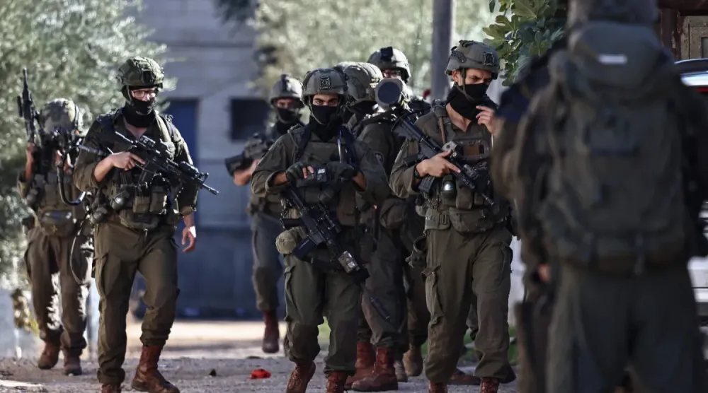  İşgal altında bulunan Batı Şeria'nın Tubas kenti sokaklarında askeri operasyon düzenleyen İsrail askerleri, 26 Kasım 2025 (AFP)