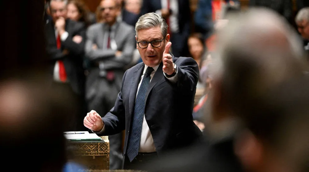 رئيس الوزراء البريطاني كير ستارمر يتحدث في مجلس العموم بلندن (رويترز)