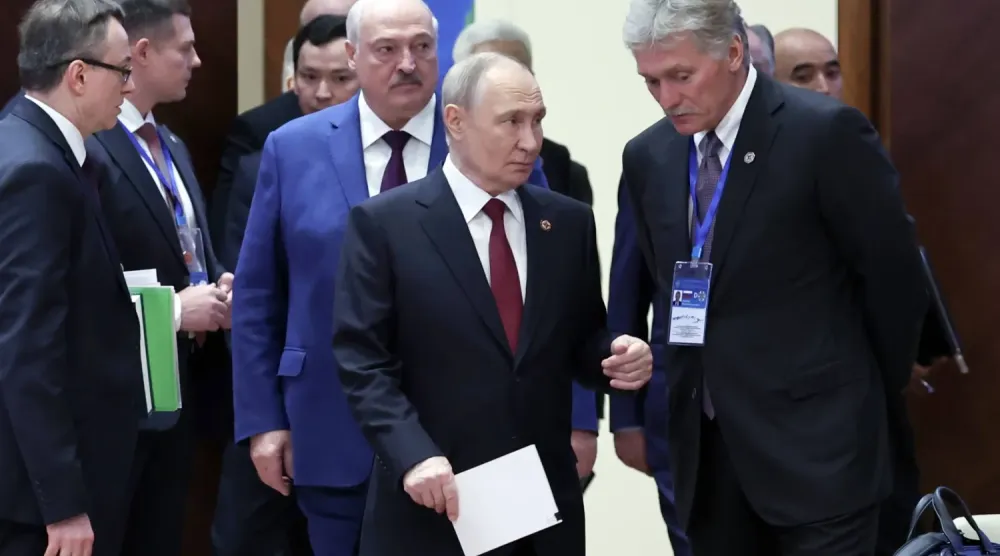 Rusya Devlet Başkanı Vladimir Putin, Kolektif Güvenlik Anlaşması Örgütü'nün (KGAÖ) genişletilmiş zirve toplantısı öncesinde Kremlin sözcüsü Dmitriy Peskov'u dinliyor, (EPA) 
