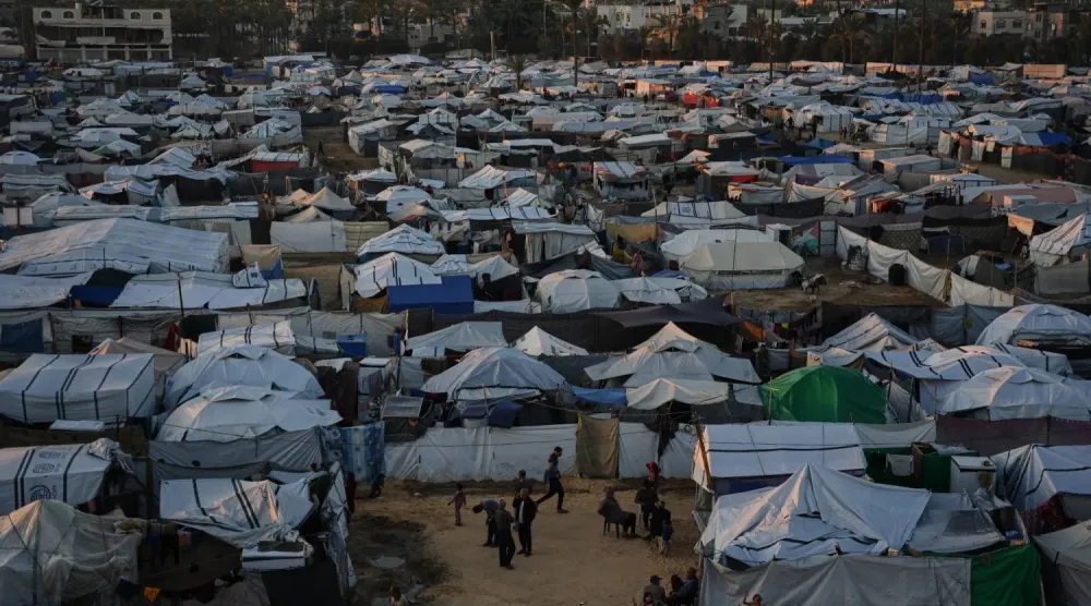 Gazze Şeridi'nin orta kesimindeki Deyr el-Balah'ta yerinden edilmiş Filistinliler için kurulan çadırlar (AP)