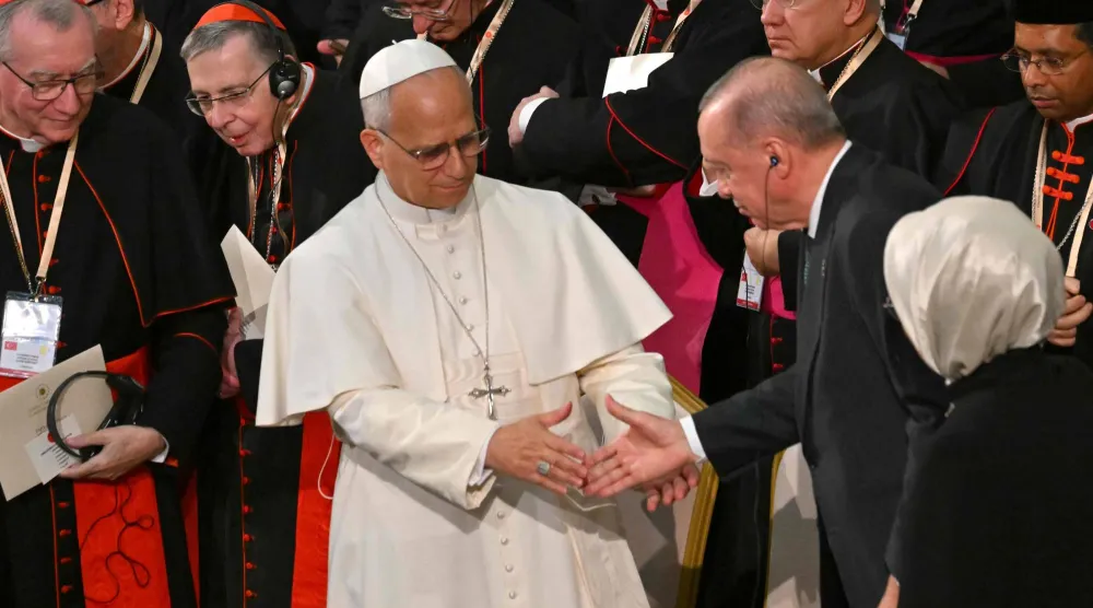 الرئيس التركي مرحباً ببابا الفاتيكان في القصر الرئاسي في أنقرة أمس (أ.ف.ب)