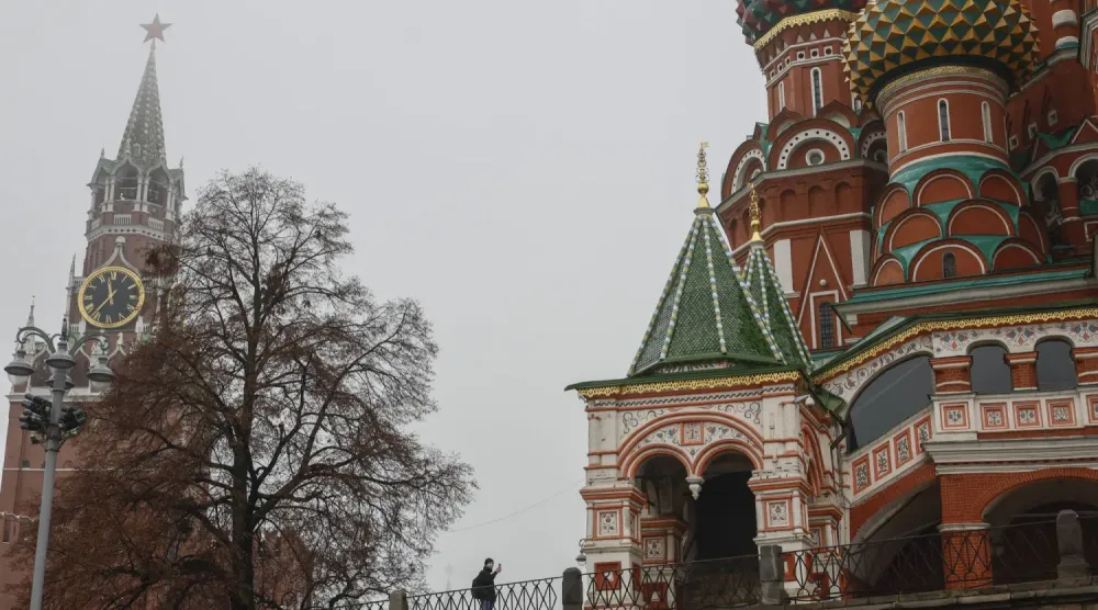 24 Kasım 2025'te Moskova'daki Kremlin'deki Spasskaya Kulesi ve Kızıl Meydan'daki Aziz Vasil Katedrali (EPA)