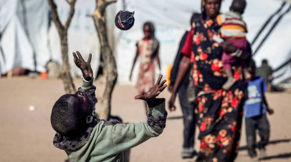 لاجئون سودانيون من الفاشر في مخيم للاجئين شرق تشاد - 23 نوفمبر 2025 (رويترز)