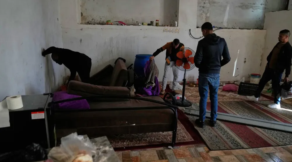 İsrail askerleri, işgal altında bulunan Batı Şeria'daki Cenin Mülteci Kampı’na düzenledikleri baskında Filistinlileri gözaltına aldı... 27 Kasım 2025 (AFP)