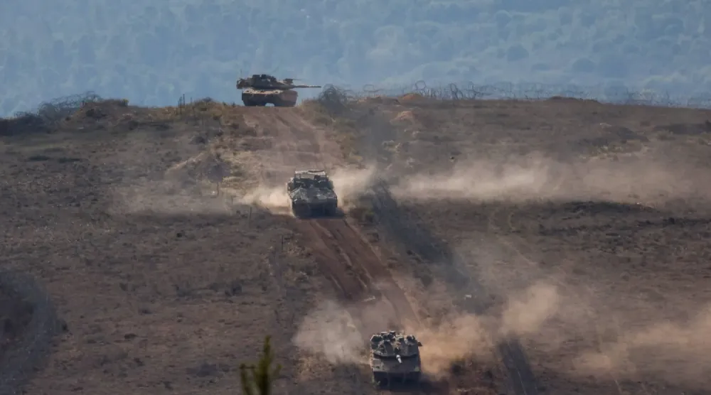  İsrail'i Lübnan'dan ayıran sınır boyunca devriye gezen İsrail güçleri, 24 Kasım 2025 (AFP)