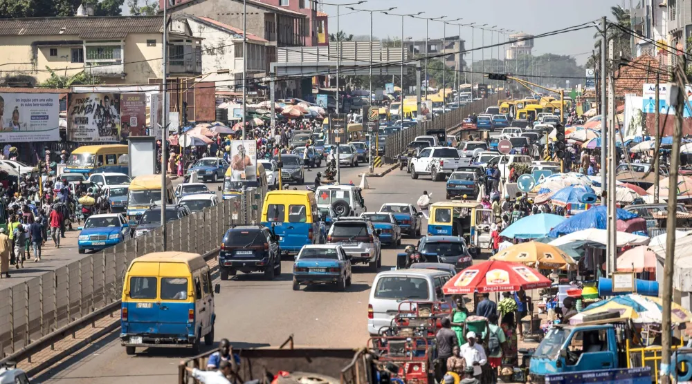 عادت الحياة إلى طبيعتها يوم الجمعة في عاصمة غينيا بيساو المضطربة بعد الانقلاب الخامس الذي شهدته الدولة الواقعة في غرب أفريقيا والذي أعقب الانتخابات الرئاسية والبرلمانية (أ.ف.ب)