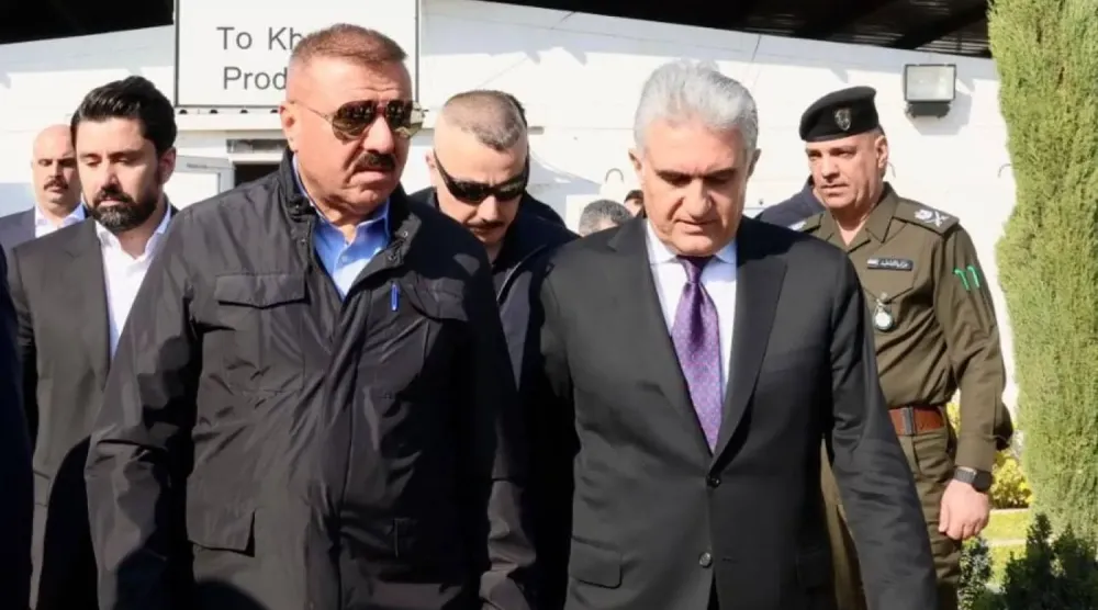 Federal İçişleri Bakanı Abdul Emir eş-Şammari (solda) ve İKBY İçişleri Bakanı Reber Ahmed, dün Kuzey Irak'taki Kormor petrol sahasına varışlarında (hükümet medyası).