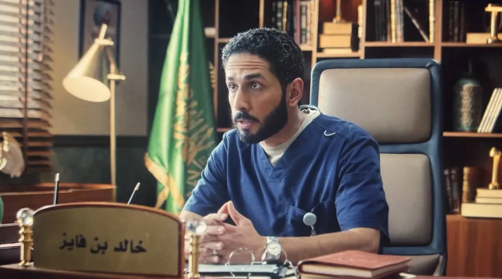 فهد البتيري في دور الطبيب النفسي من مسلسل «حالات نادرة» («شاهد»)