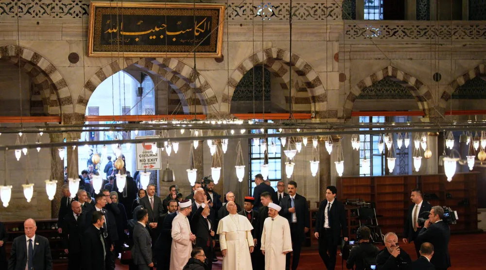 البابا ليو يتفقد الطراز المعماري لجامع السلطان أحمد في إسطنبول خلال زيارته له يوم 29 نوفمبر (أ.ب)