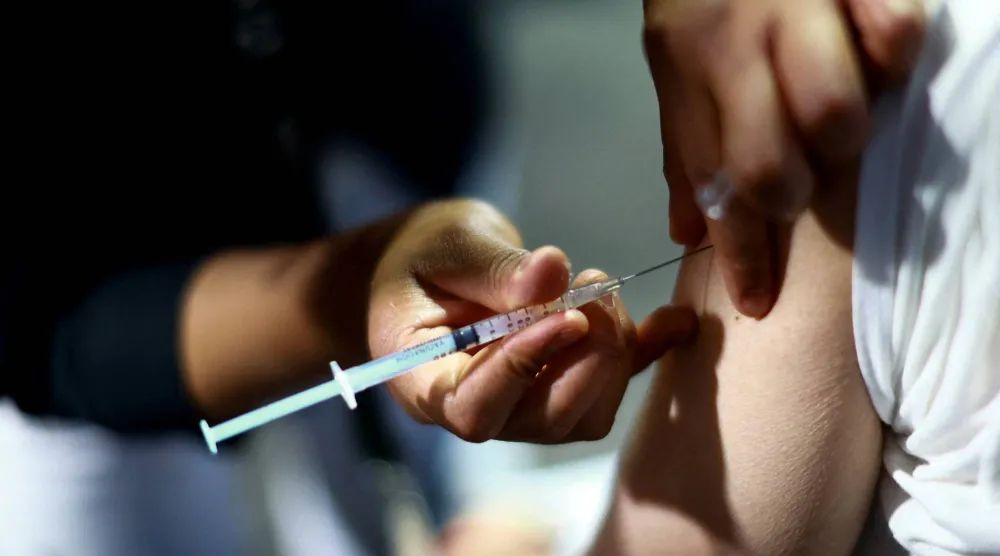 رجل في المكسيك يتلقى جرعة من لقاح الحصبة (رويترز)