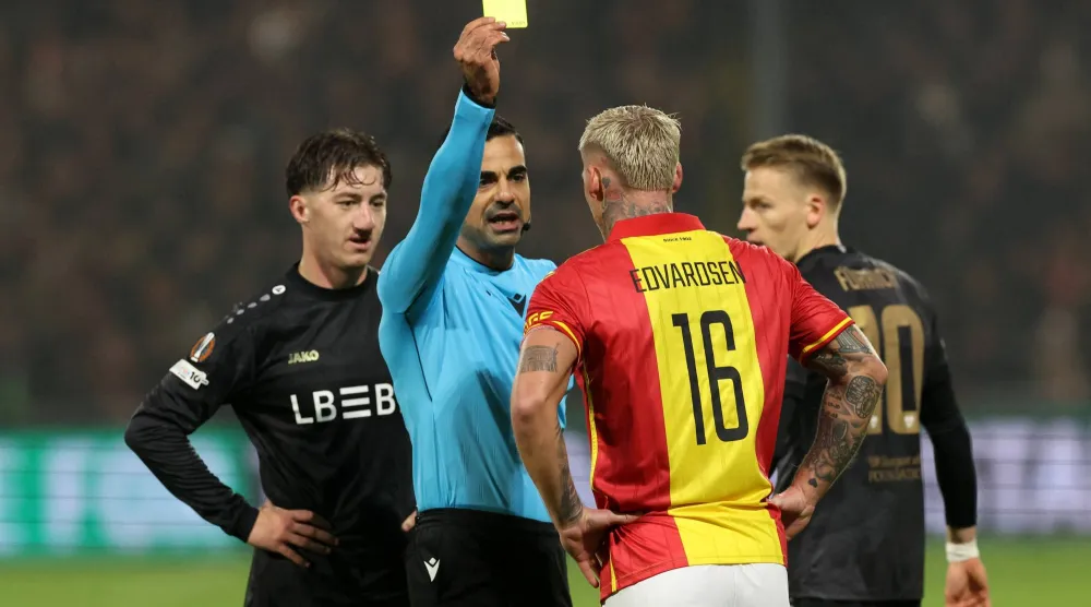فيكتور إدفاردشن يتلقى البطاقة الصفراء في مواجهة شتوتغارت (رويترز)