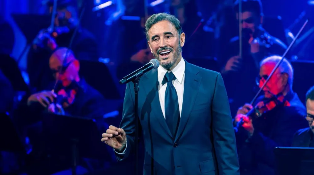 تألق كاظم الساهر على مسرح «إثراء» بباقة من أجمل أغنياته (بنش مارك)