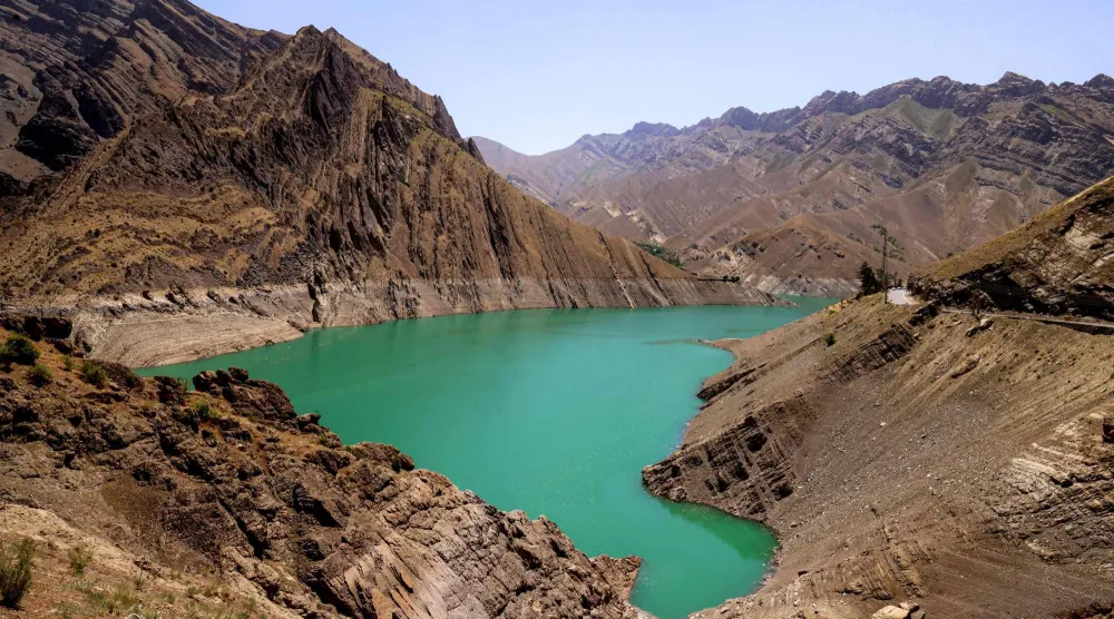 صورة تُظهر انخفاض مستويات المياه خلف سد على طول نهر الكرخة بسلسلة جبال البرز شمال إيران (أ.ف.ب)