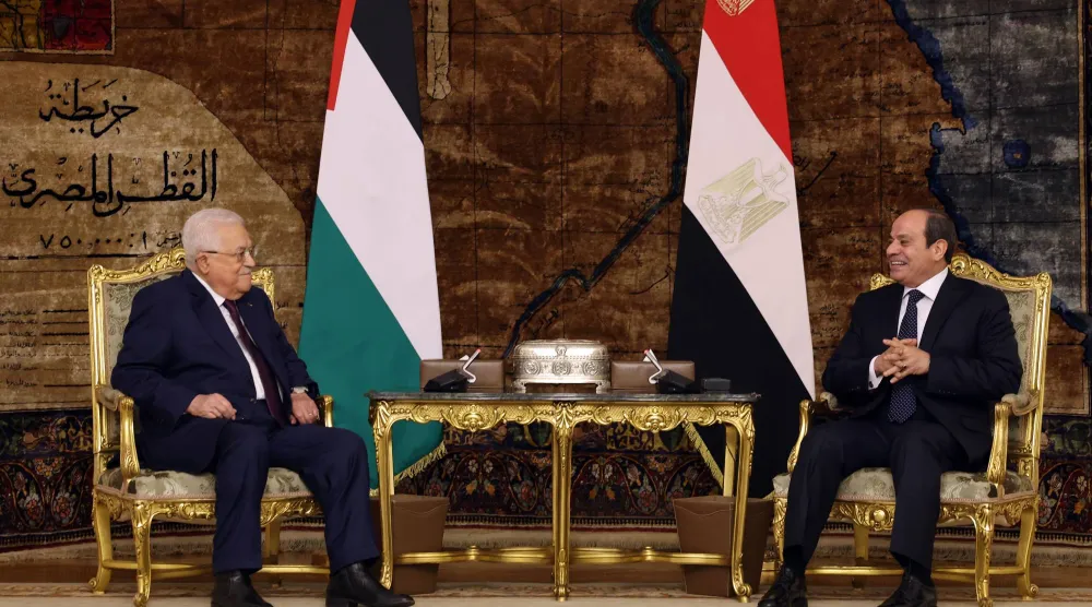 السيسي مستقبلاً عباس في القاهرة 8 يناير 2024 (إ.ب.أ)