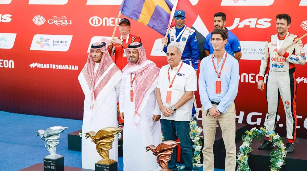 الأمير سعود بن مشعل خلال تتويج الأبطال وإلى جانبه الأمير سلطان بن فهد بن سلمان رئيس اتحاد الرياضات البحرية (الشرق الأوسط)