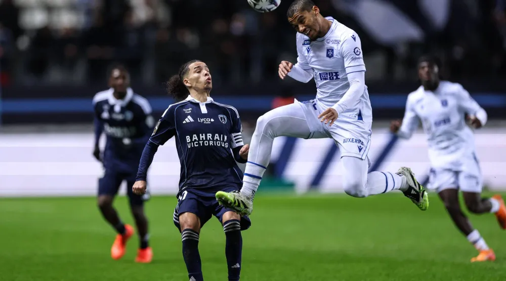 التعادل حكم مواجهة باريس إف سي أمام أوكسير (أ.ف.ب)