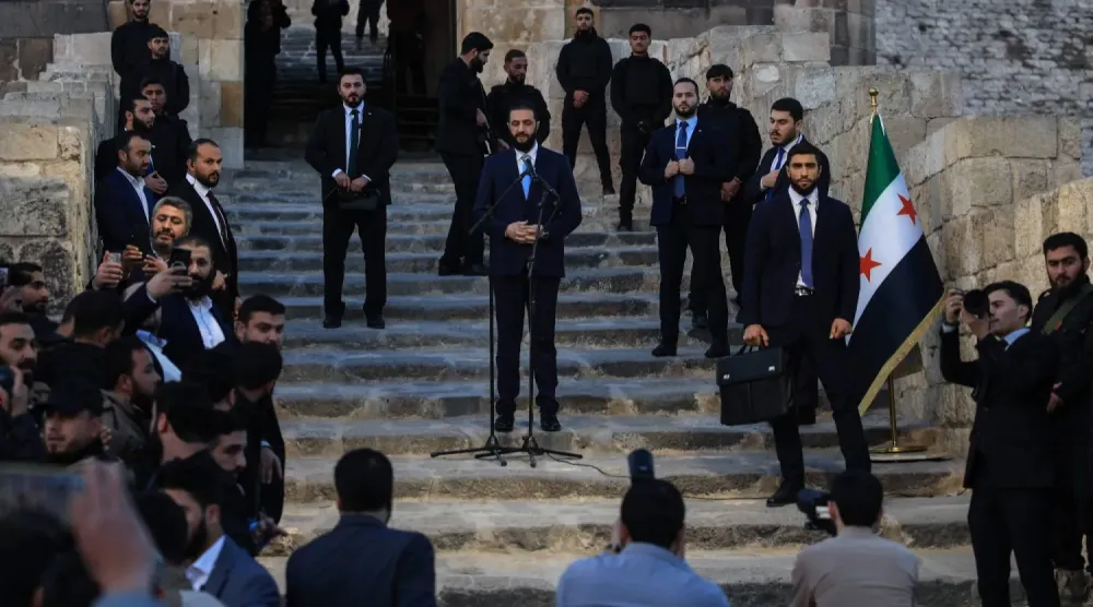 Suriye Cumhurbaşkanı Şara, dün Halep Kalesi önünde Esed rejimini devirmek için verilen savaşın yıldönümünü kutlayanlara hitap etti (AFP)