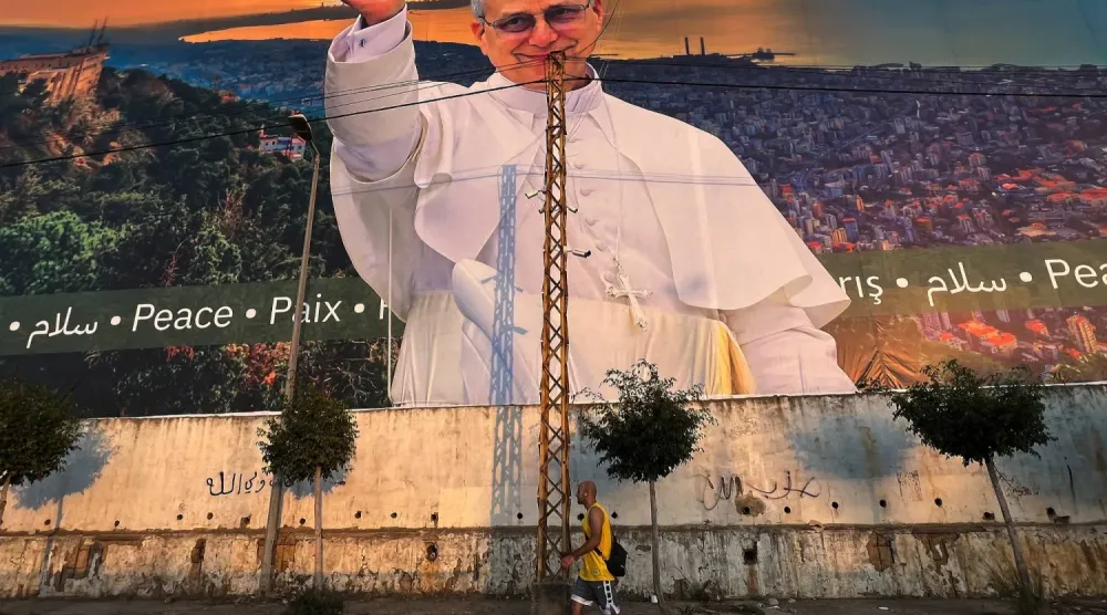 Papa 14. Leo'nun Beyrut'taki bir caddeye asılan fotoğrafı, 21 Kasım 2025 (AP)