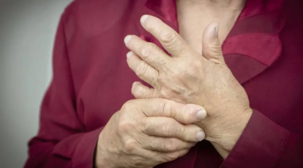 الطقس البارد قد يزيد من أعراض الألم والتورُّم (رويترز)