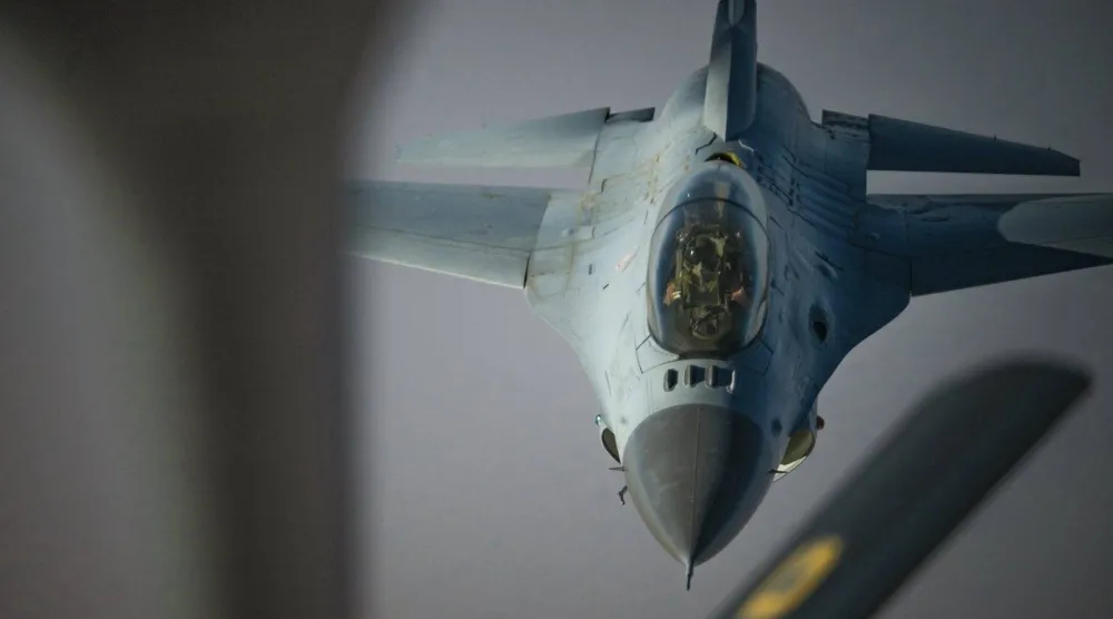 طائرة تتبع القيادة المركزية الأميركية تتزود بالوقود في الجو خلال التدريبات (القيادة المركزية الأميركية عبر منصة إكس)