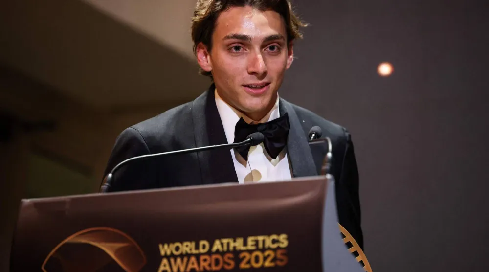 أسطورة القفز بالزانة السويدي أرماند دوبلانتيس يتسلم جائزة «الأفضل» في موناكو (أ.ف.ب)