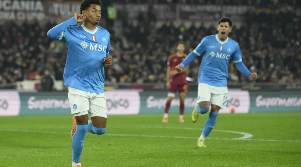 ديفيد نيريس يحتفل بتسجيله هدف الفوز لنابولي على روما (د.ب.أ)