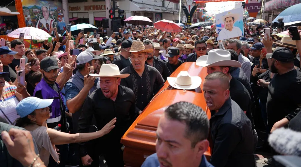 40 yaşındaki Carlos Manzo'nun pazar günü düzenlenen cenaze törenine çok sayıda kişi katıldı (AP)
