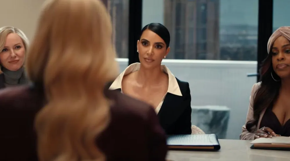 All's Fair, kadın boşanma avukatlarından oluşan bir ekibin, kendi hukuk bürolarını açmak için erkek egemen bir şirketten ayrılmasıyla başlıyor (Disney+ / Hulu)