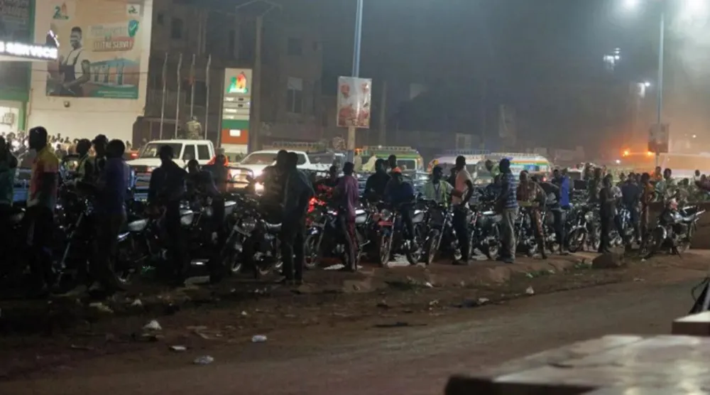 Mali'de vatandaşlar yakıt alabilmek için uzun kuyruklarda günlerce beklemek zorunda kalıyor (AFP)