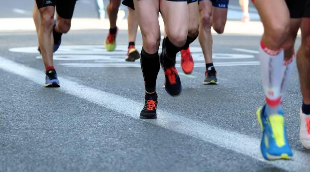 Araştırmacılar, daha kısa uyku süresi, daha düşük uyku kalitesi ve daha fazla uyku sorunu yaşayanların yaralanma olasılığının neredeyse iki kat yüksek olduğunu buldu (Unsplash)