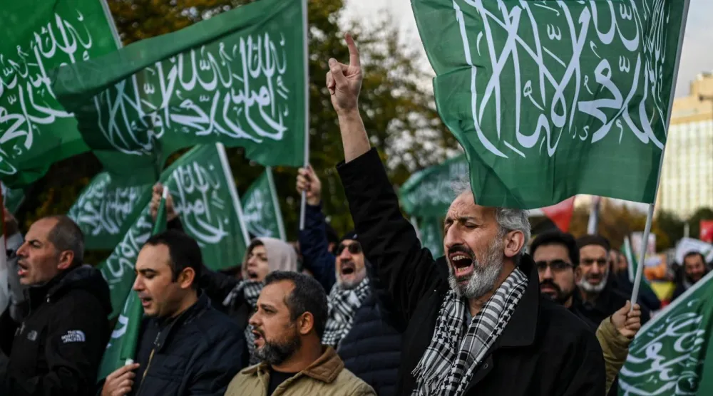 Gazze Dayanışma Platformu, İstanbul'daki Alman konsolosluğu önünde geçen yıl düzenlediği gösteride, Berlin yönetiminin İsrail'e askeri desteğini Hamas bayraklarıyla protesto etmişti (AFP)