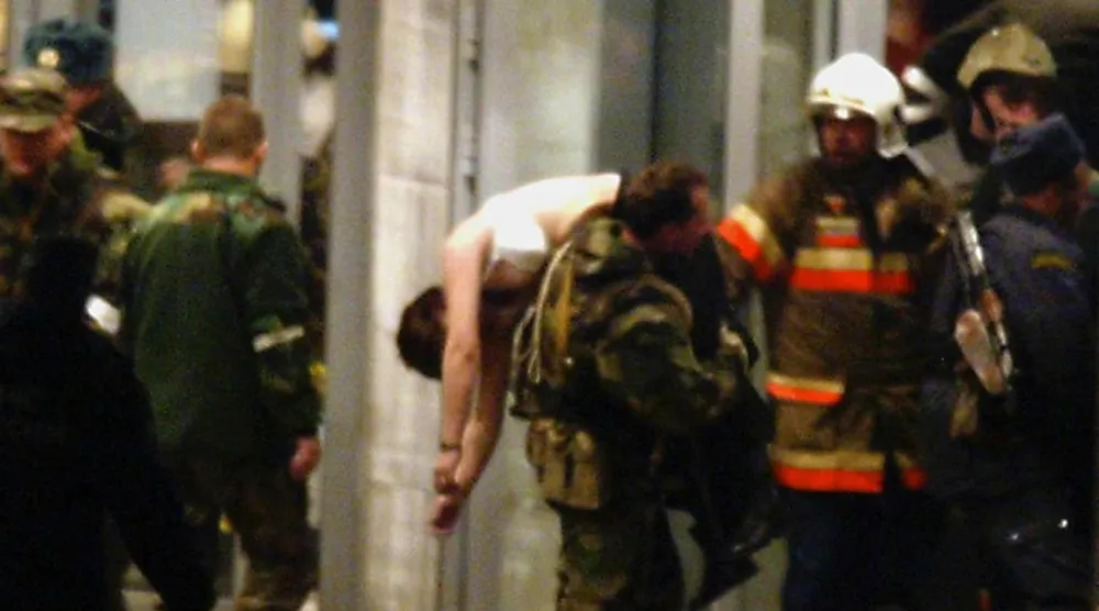  Rus özel harekatçılarının kullandığı gaz nedeniyle birçok rehine bilincini kaybetmişti (Reuters)