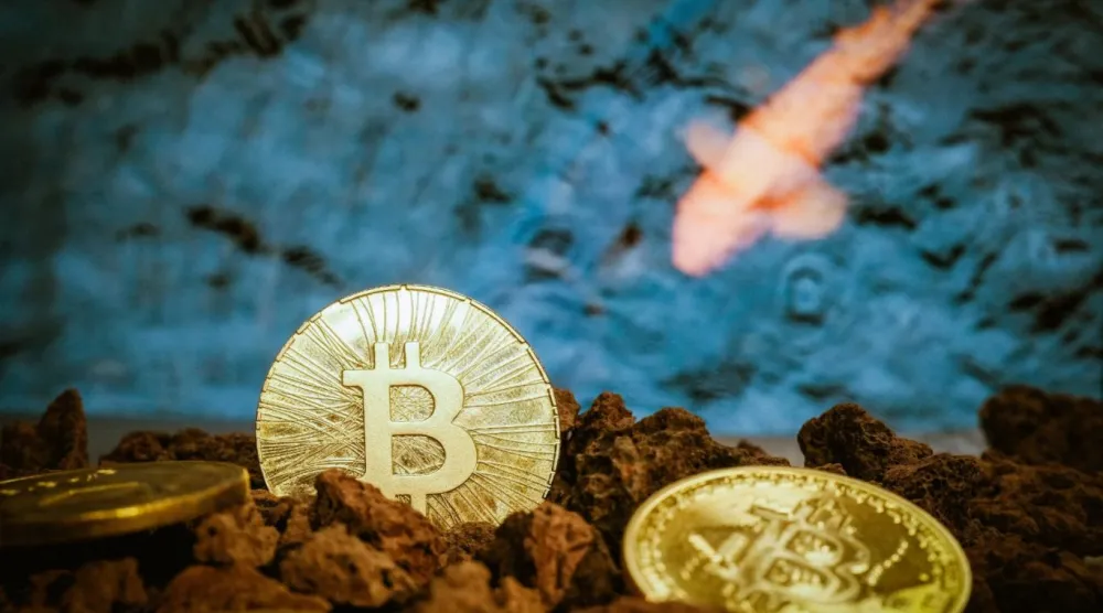 Kurye gibi davranan şüphelinin, kurbanın cep telefonunu, dizüstü bilgisayarını ve 11 milyon doların üzerinde kripto parasını alıp kaçtığı bildirildi (AFP)