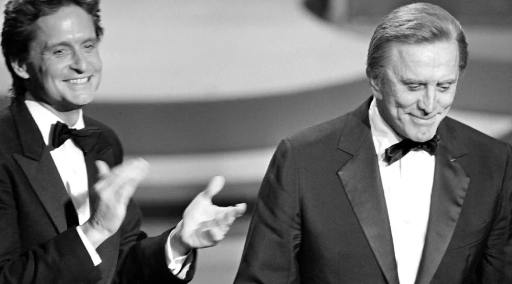 Michael Douglas, Kaliforniya'ya bağlı Hollywood'da 25 Mart 1985'te düzenlenen 57. Akademi Ödülleri'nde babası Kirk Douglas'ı alkışlarken (AFP)