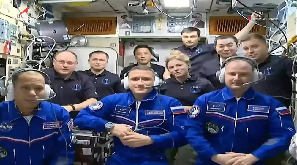 Rusya Federal Uzay Ajansı (Roscosmos) tarafından yayınlanan videodan alınan ekran görüntüsünde, Soyuz MS-28 uzay aracıyla Uluslararası Uzay İstasyonu'na fırlatılan görev ekibi görülüyor. (AP)