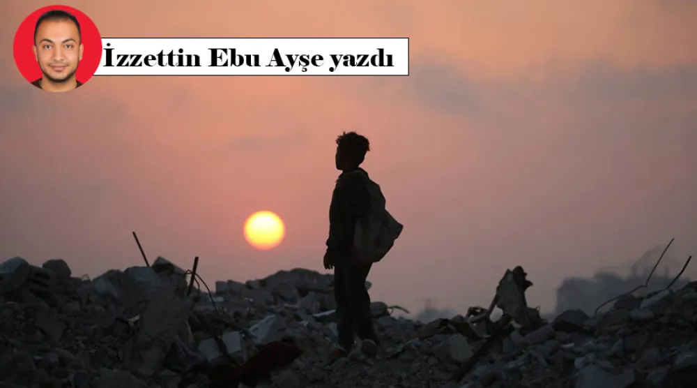 İsrail'in Gazze’ye yönelik bombardımanında yıkılan binaların kalıntıları, Bureyc Mülteci Kampı’nda gün batımında (AFP)