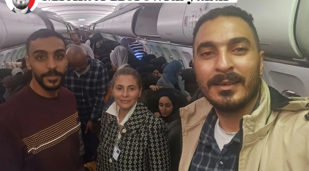 Filistin'in Güney Afrika Büyükelçisi Hanan Carrar’ın Güney Afrika'nın Johannesburg kentinde bir uçakta çekilen ve gülümserken görüldüğü bir fotoğraf, 13 Kasım 2025 (Reuters)