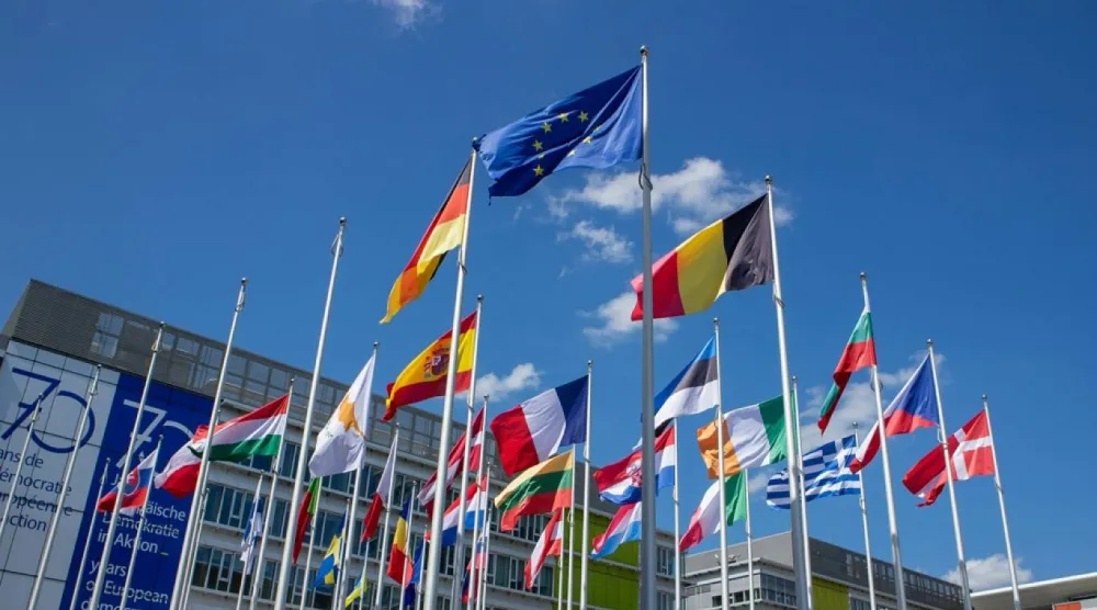 Berlin Duvarı'nın yıkılması ve Sovyetler Birliği cumhuriyetlerinin dağılmasının başlamasıyla dönemin ABD Başkanı George H. W. Bush ‘yeni dünya düzeni’ ifadesini ilk kez kullandı (Pixels)